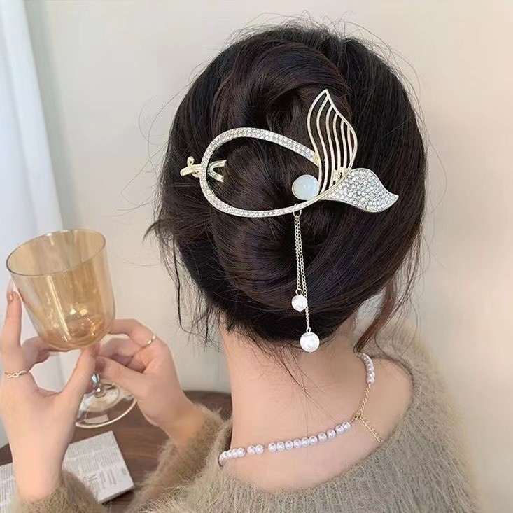 Kẹp Tóc Duoi Cá Tua Rua Với Ánh Sáng Sang Trọng Và Họa Tiết Bướm Xoắn - Phù Hợp Cho Làm Đẹp Đầu Sau