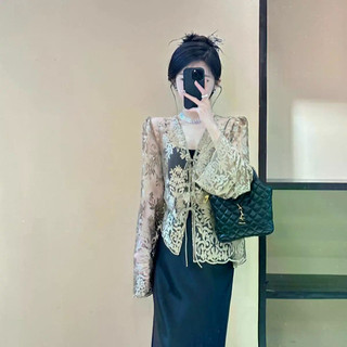 Áo sơ mi ren thêu hoa xù mỏng, thời thượng cho xuân hè