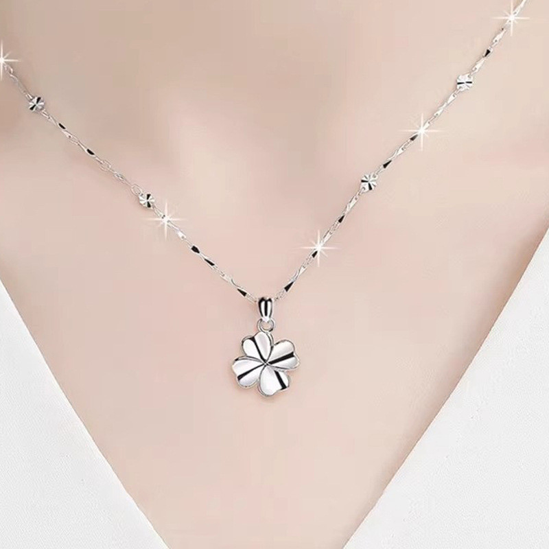 Vòng cổ cỏ bốn lá mang lại may mắn và vẻ sang trọng