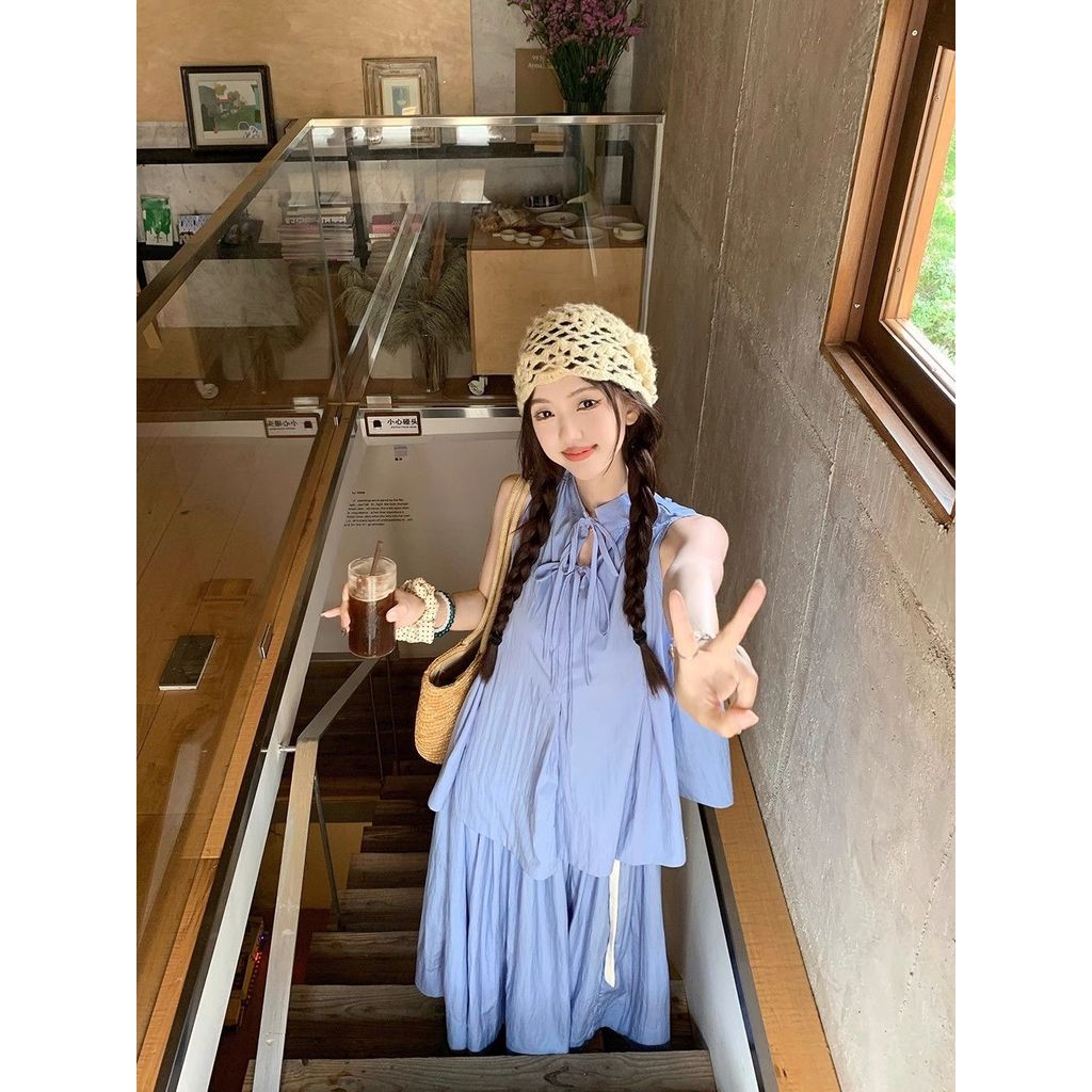 Bộ đồ áo vest và váy nữ màu xanh cổ điển, thiết kế sang trọng, phù hợp cho mùa hè