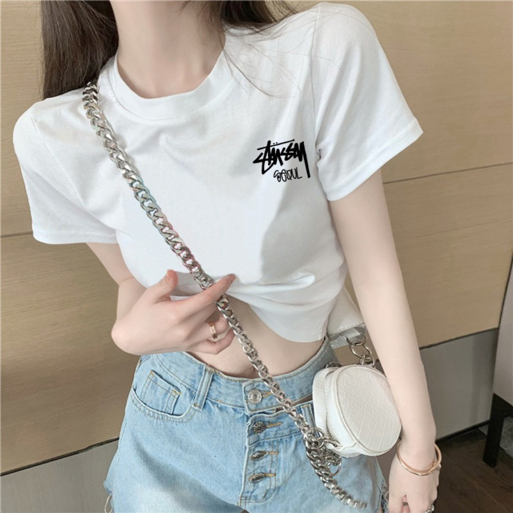 Áo croptop nữ này có thiết kế khoe eo, chất liệu mềm mại và thoải mái.
