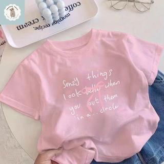 Chiếc áo thun một mặt này có in hình chiếc nơ kiểu Anh dễ thương, thiết kế đơn giản, thoải mái và cổ tròn.