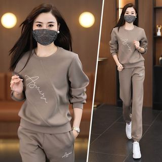 Bộ đồ thể thao cho nữ, một bộ hoàn chỉnh gồm áo nỉ cổ tròn dáng rộng mỏng nhẹ và quần, phong cách thời trang, trẻ trung