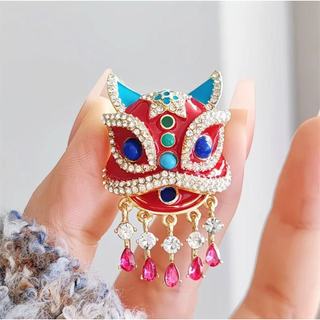 Bông tai thổ cẩm phong cách Trung Hoa đỏ, phù hợp corsage và phụ kiện sang trọng