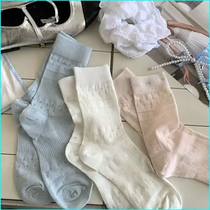 Tất kem giữa bắp chân nữ xuân hè, họa tiết hoa nhẹ nhàng, phù hợp với đầm hàng ngày