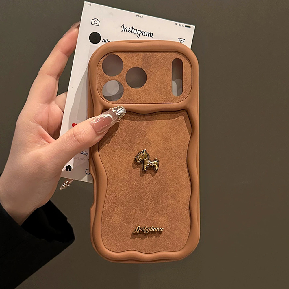 3D Chữ Cái Ngựa Vàng Dây Sóng Ốp Lưng Điện Thoại iPhone 17 Pro Max 16 Plus 15 14 13 12 11 Vỏ Bảo Vệ Chống Sốc