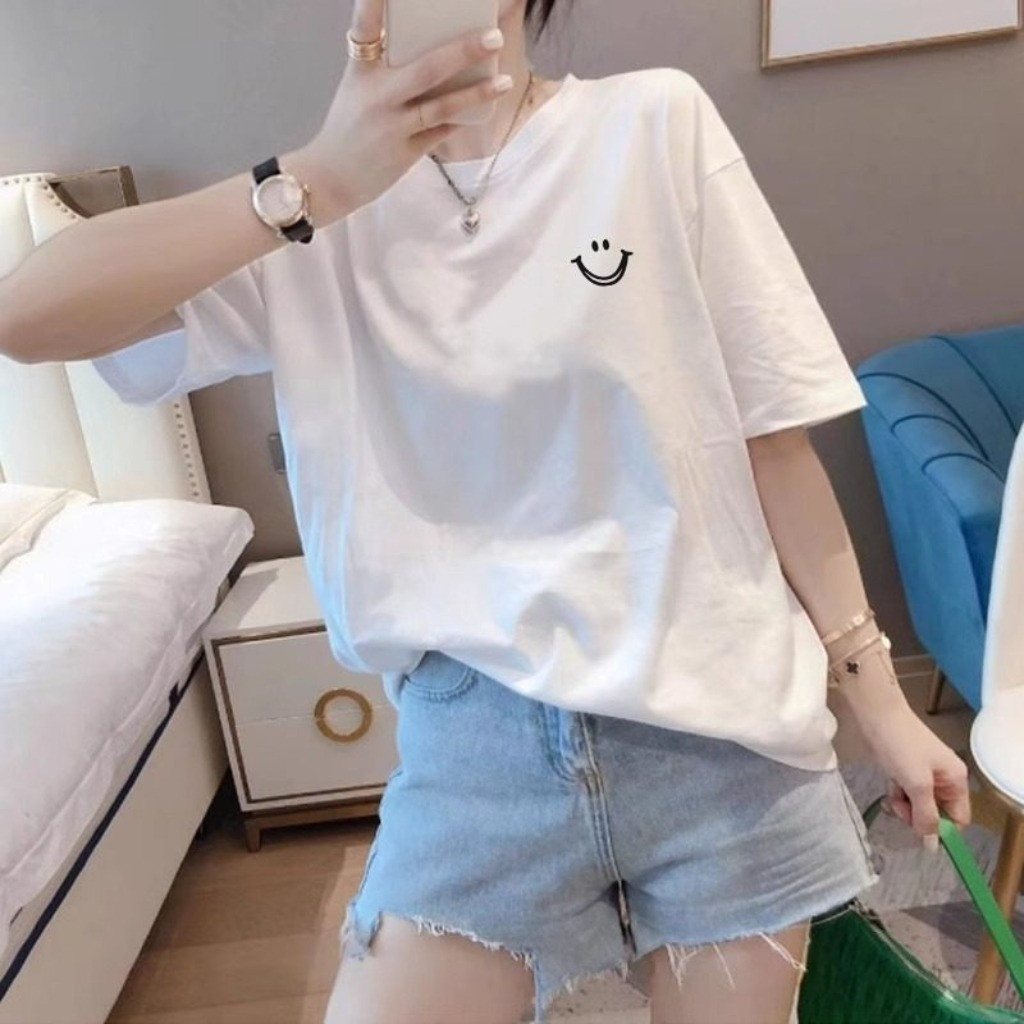 Áo sơ mi nữ tay ngắn dáng rộng, được làm từ chất liệu thoáng khí, mềm mại và thoải mái.