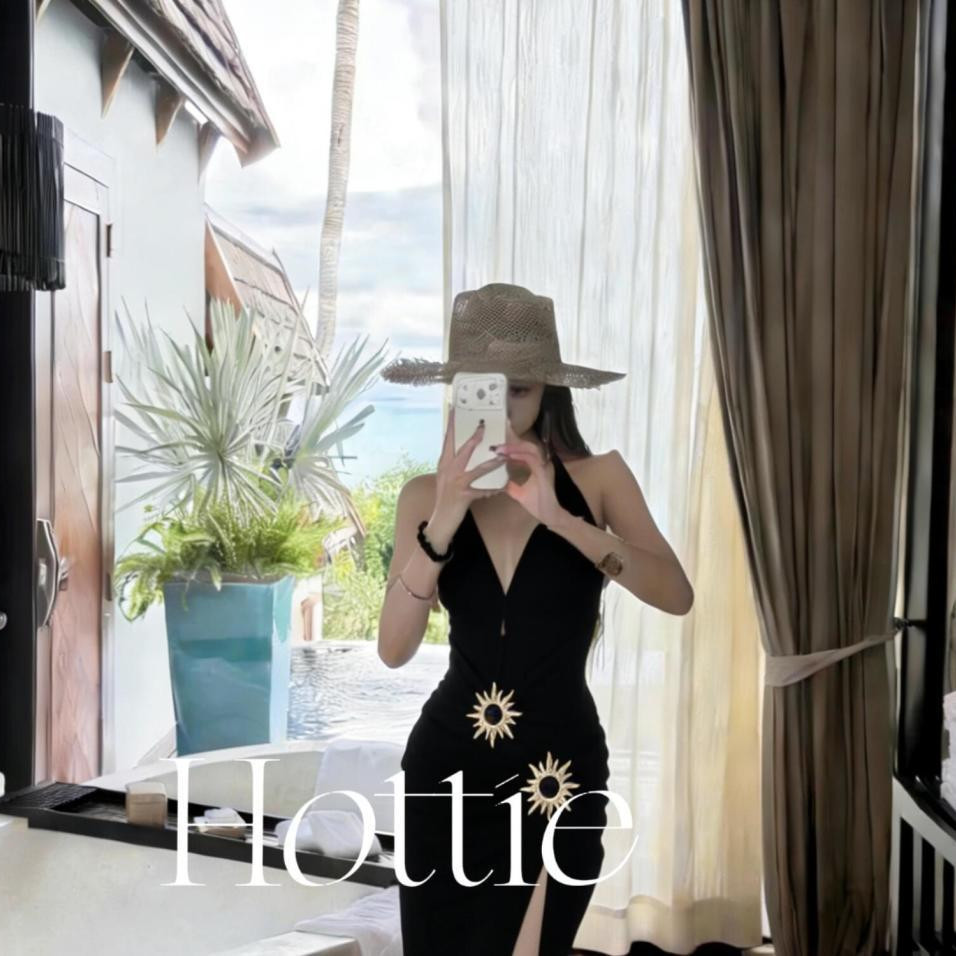 Đồng phục tắm dáng halter cổ chữ V sâu, thiết kế slim-fit, phù hợp kỳ nghỉ biển