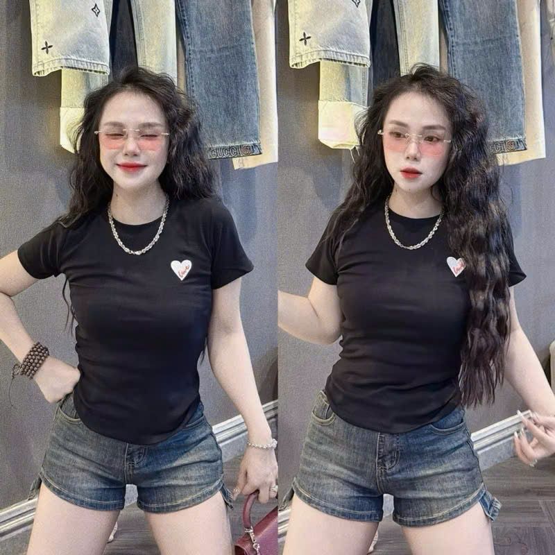 Áo thun croptop dáng ôm cổ trụ 5 cúc thêu cờ AA - Giảm giá 60% khi mở bán!