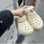DÉP CROCS ĐẾ CAO LÓT LÔNG MÀU BONE 208708-11S