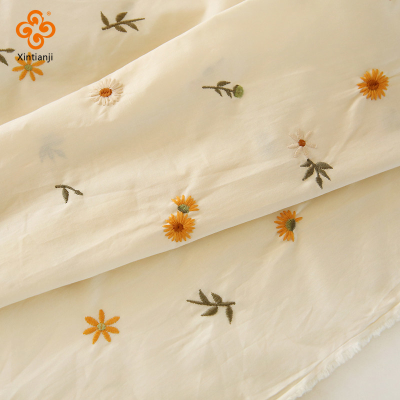 Áo sơ mi nữ màu be họa tiết thêu hoa, chất liệu cotton nguyên chất, size 50x145cm