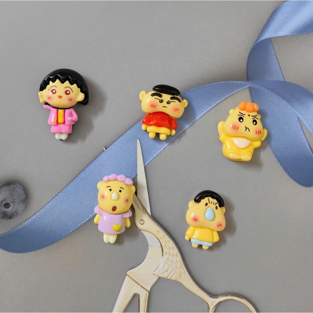 Set Charm Shin Cậu Bé Bút Chì Chibi Cute- Nhóc Maruko Chibi Kute – Charm Gắn Dép Hoạt Hình , Phụ Kiện DIY Dép Xinh