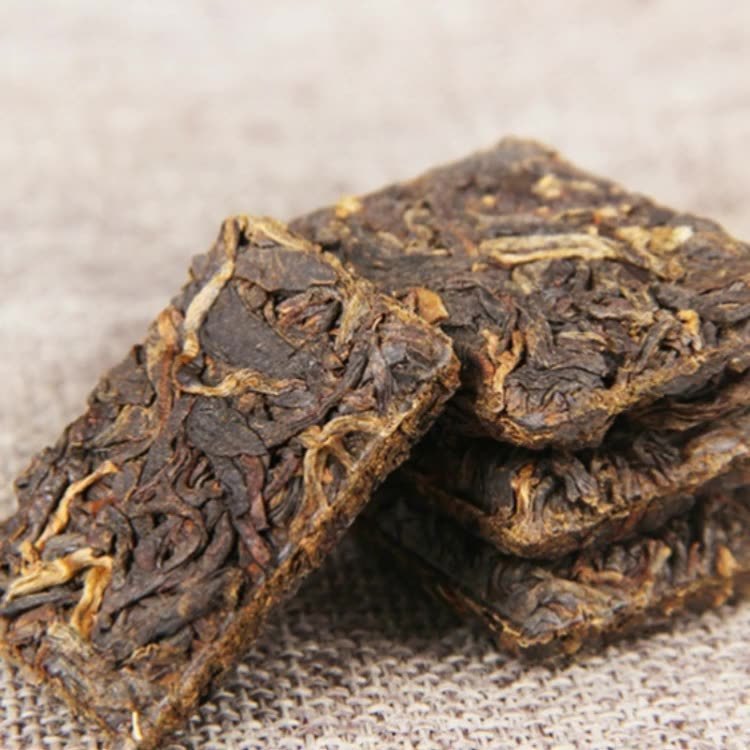 Hồng Trà Phụng Khánh Vân Nam Đại Kim Nha Hương Mật Ong (Bó 04 Viên * 5 Gram/01 Viên)
