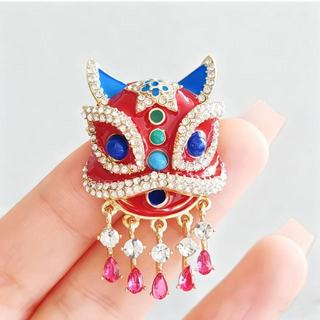 Bông tai thổ cẩm phong cách Trung Hoa đỏ, phù hợp corsage và phụ kiện sang trọng