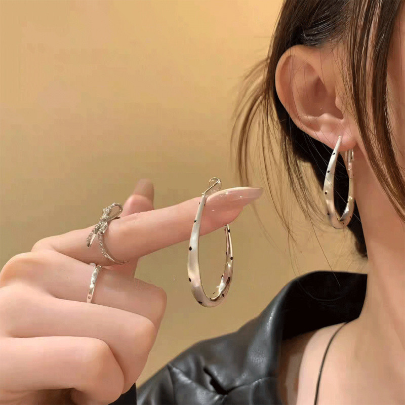 Bông tai thu đông chấm bi và trơn da báo, thời trang cho nữ