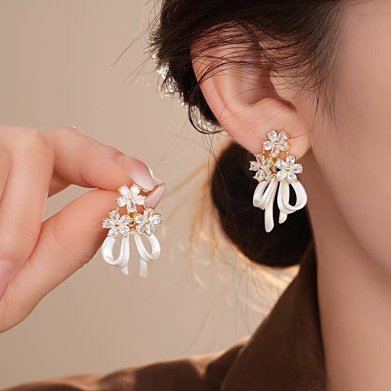 Kẹp tai không viền hoa nơ dễ thương