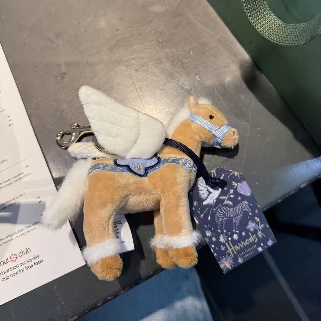 Mặt dây chuyền búp bê Harold Angel Pony sang trọng – Quà tặngperfect cho tín đồ du lịch