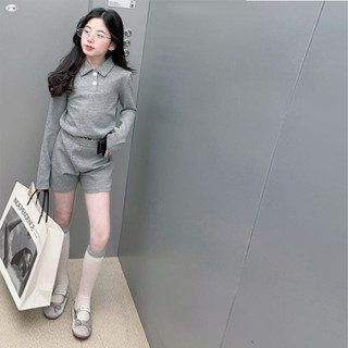 Bộ đồ thường ngày màu trơn cho bé gái 2026 Xuân Thu Phong cách mới Áo thun cổ polo trẻ em + Quần short Bộ đồ hai mảnh