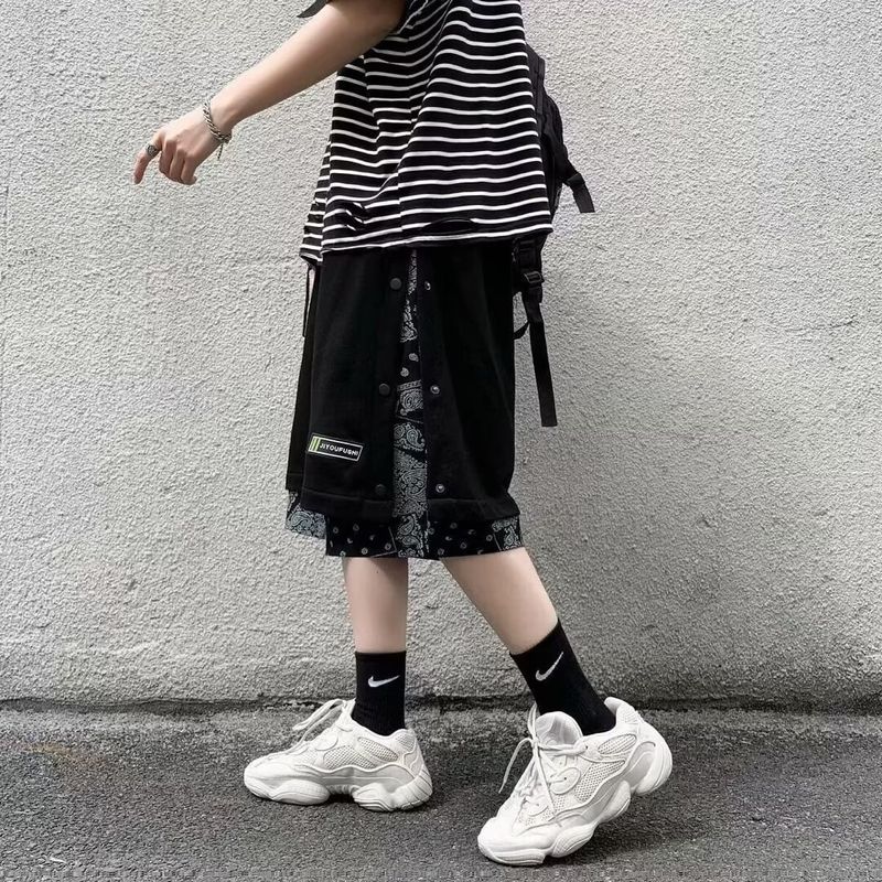Quần short nam dáng rộng, phù hợp mùa hè, với thiết kế viền bandana