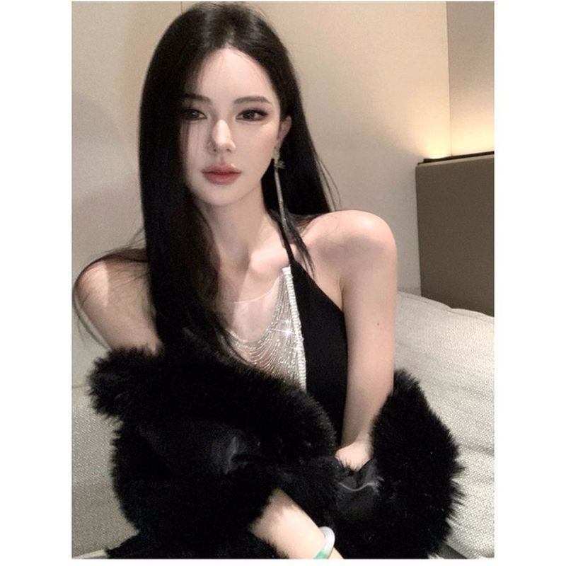 Váy đen phong cách Pháp sang trọng, thiết kế gợi cảm với dây cổ và dây lưng sling, form ôm body