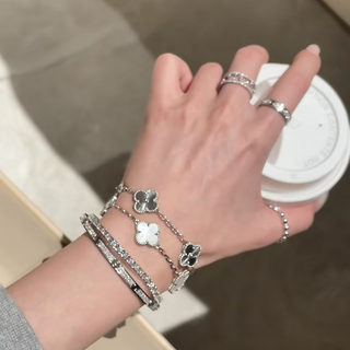 Vòng tay nữ Clover Onyx phong cách mới, sang trọng với thiết kế tinh tế - Quà tặng hoàn hảo cho bạn gái