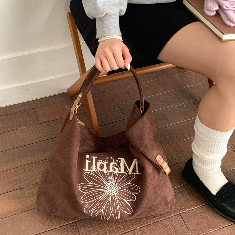 Họa Tiết Bề Mặt Mềm Túi Tote Đô Thị Chữ Đơn Giản Xô Dung Tích Lớn 2026 Phong Cách Mới Di Động Một Cửa
