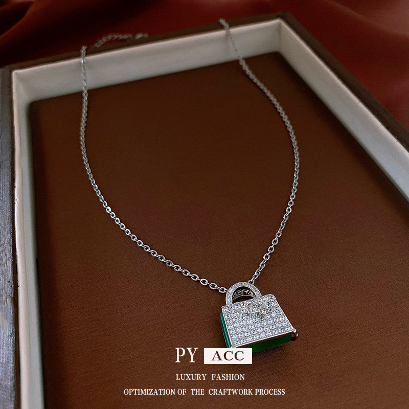 Dây chuyền mặt khóa zircon nhẹ sang trọng, phù hợp với áo len và trang sức