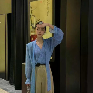 Nền Xanh Trắng Áo Sơ Mi Top Nữ Vải Voan Mỏng Nhẹ, Cổ Chữ V Và Dây Ruy Băng - Thiết Kế Thanh Lịch Cho Mùa Xuân 2026
