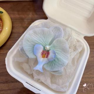 Kẹp tóc hình bướm phong lan với ngọc trai, hoa trang trí màu sắc tươi sáng, phù hợp cho nữ