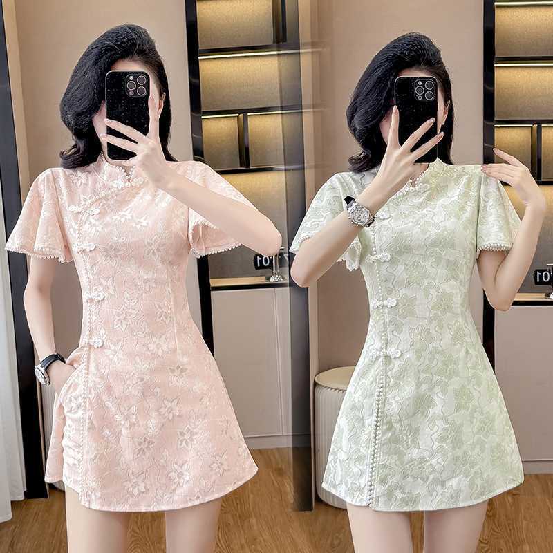 Đầm sườn xám phong cách Trung Hoa cổ điển, phối ren cài nút và bộ hai mảnh phong cách truyền thống kèm quần short