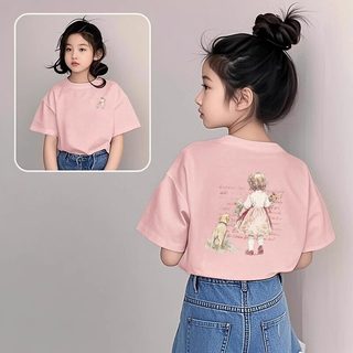 Áo thun kiểu Mỹ dễ thương với hình bé gái và chú chó; thiết kế đa năng và thoáng khí.