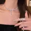 Mặt dây chuyền ngọc trai nơ với kim cương giả sang trọng, phù hợp làm phụ kiện trang sức dự tiệc hoặc quà tặng cho nữ