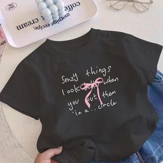 Chiếc áo thun một mặt này có in hình chiếc nơ kiểu Anh dễ thương, thiết kế đơn giản, thoải mái và cổ tròn.