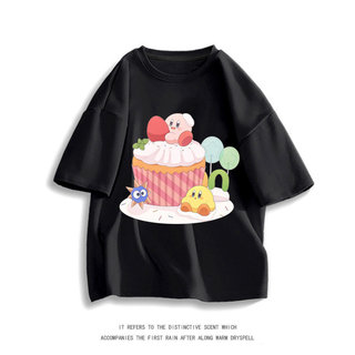Kirby, ngôi sao nhí nữ trong trò chơi, được in hình trên một chiếc áo phông dễ thương với họa tiết hái hoa và ăn bánh.