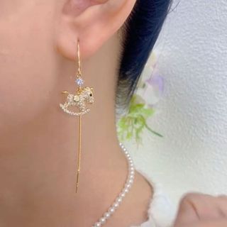 Bông tai tua rua màu vàng thiết kế vui vẻ và độc đáo, phù hợp thời trang
