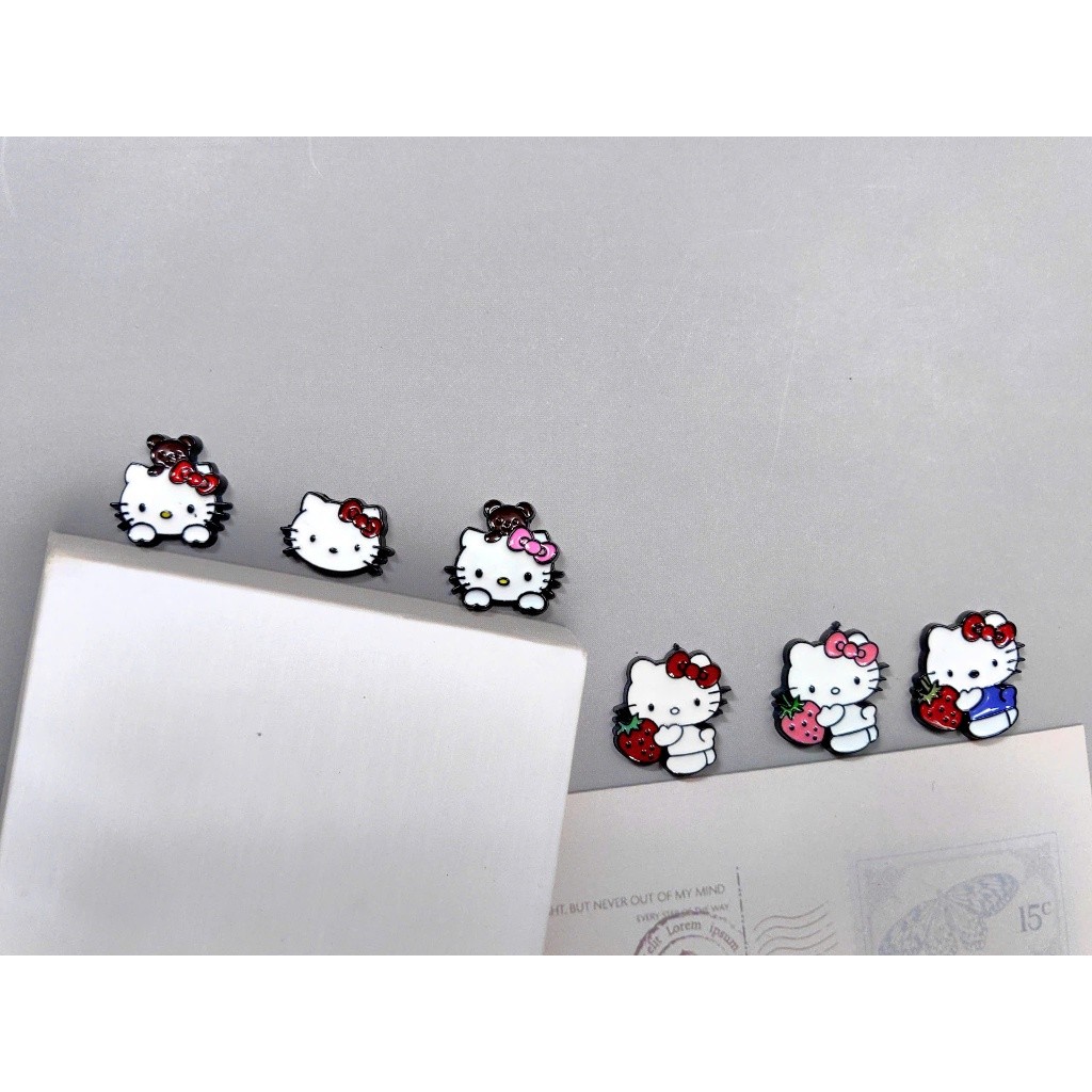 Set Charm Hello Kitty & Dâu Tây Cute – Kitty Nơ Đỏ Nơ Hồng Ôm Dâu, Charm Gắn Dép DIY Ngộ Nghĩnh