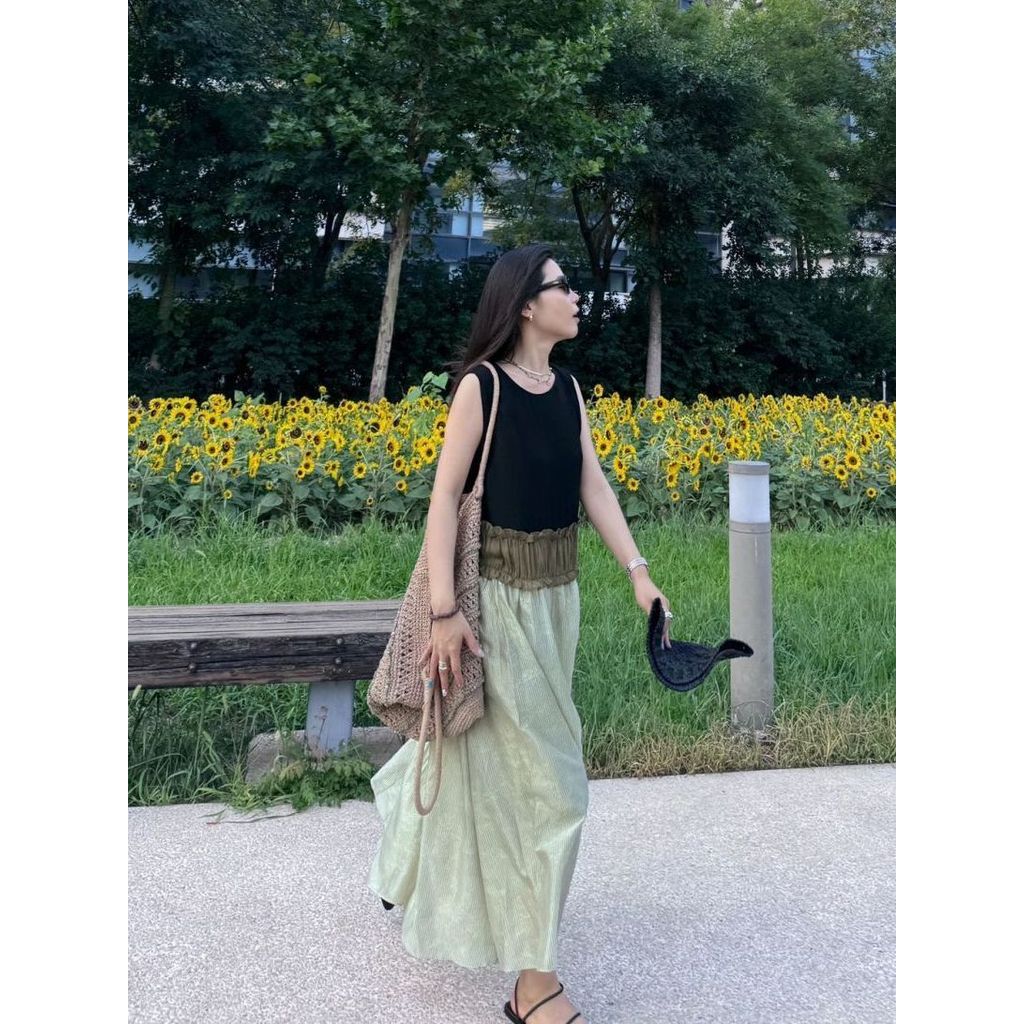 Đầm nữ màu sắc tương phản với họa tiết tranh sơn dầu, thiết kế áo vest xoay lớn, phù hợp thời trang mùa hè