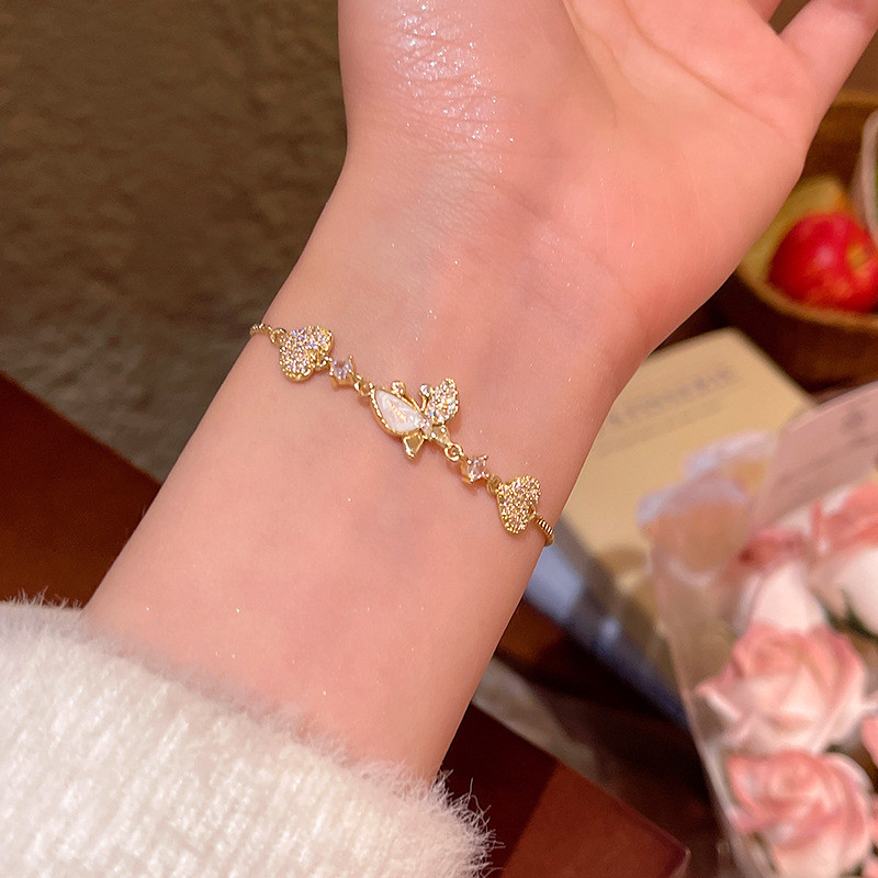 Vòng tay ngọc trai cao cấp với đá zircon tinh tế, phù hợp làm trang sức thời trang cho nữ