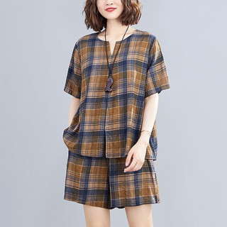 Trang phục giảm cân dành cho nữ: áo tay ngắn cổ chữ V kẻ caro rộng rãi và quần short ống rộng thoải mái