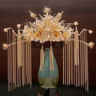 Cô dâu - Mũ đội đầu sang trọng có tua rua và hình phượng hoàng vàng, phù hợp trang phục cưới truyền thống Trung Quốc