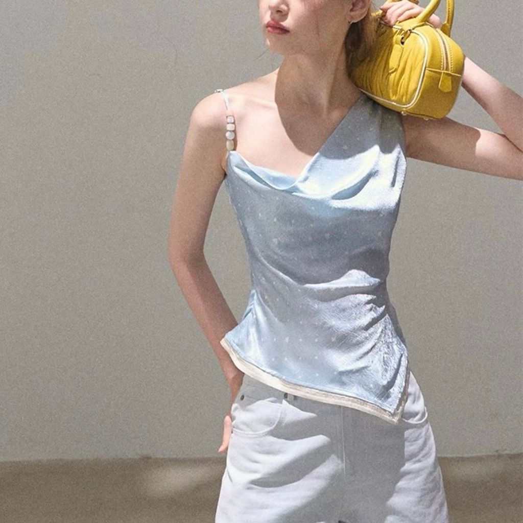 Dây đeo vai nghiêng bất đối xứng mỏng, in họa tiết chấm bi, thiết kế eo hẹp