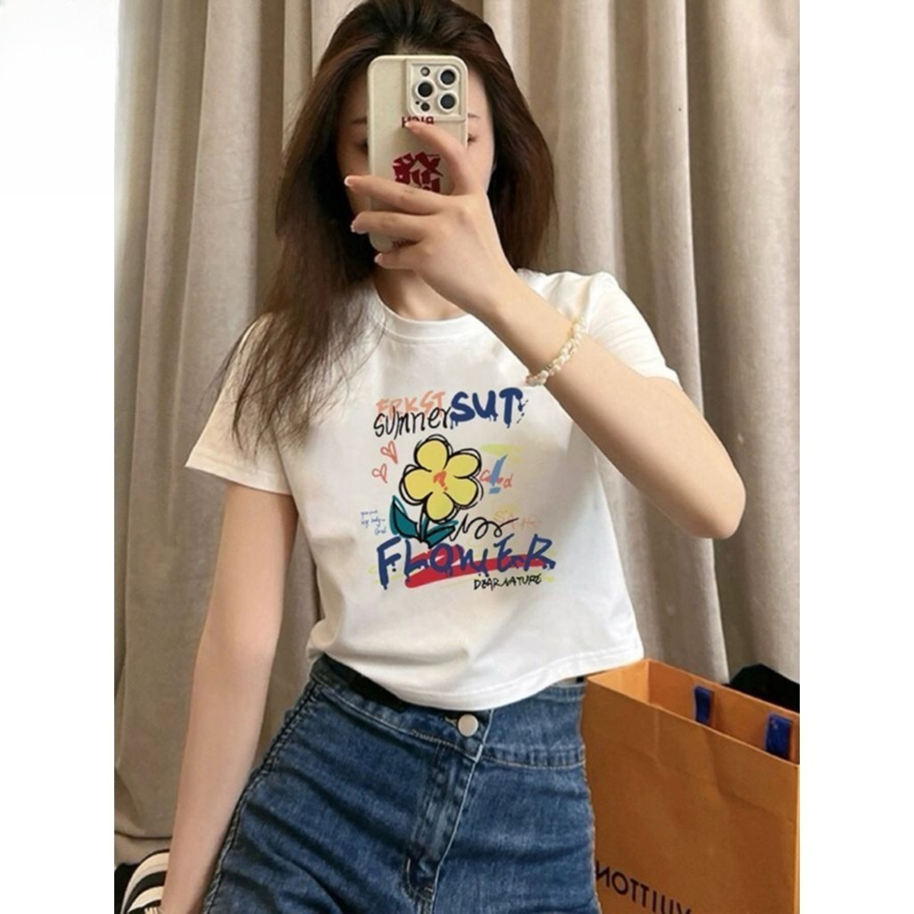 Áo thun croptop nữ, thiết kế tinh tế, mềm mại và thoải mái, có nhiều kiểu dáng khác nhau.