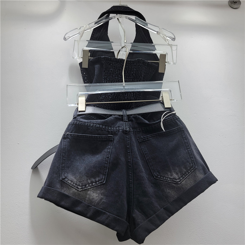 Jumpsuit denim nữ mùa xuân hè với dây cổ và họa tiết kim cương giả, thiết kế ôm body và cut A-line rộng.