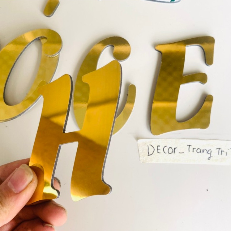Chữ alu gương vàng nét mềm cao 8cm dày 3 mm trang trí tường, quán cafe, spa...
