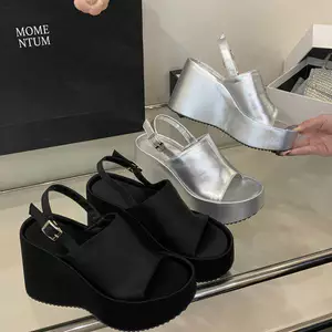 TT Casual Nêm Gót La Mã Dép Nữ 2026 Phong Cách Mới Nền Tảng Dày Đế Bằng Dây Đeo Tất Cả Trận Đấu Giày