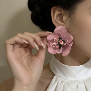 Bông tai hoa nhân tạo nhiều lớp màu hồng, vẻ ngoài quyến rũ