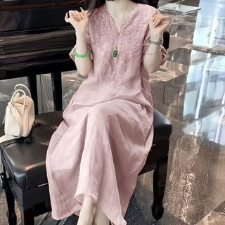 Váy cổ chữ V kiểu mới,dáng rộng, tôn dáng và thanh lịch.