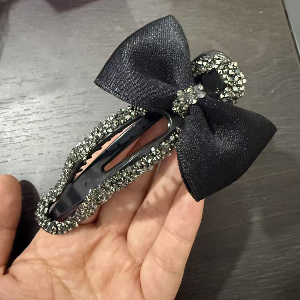 Kẹp tóc phong cách Hàn Quốc với nơ mỏ vịt lấp lánh pha lê, phù hợp tạo kiểu updo thanh lịch.