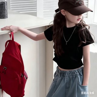 Chiếc áo thun cổ tròn giản dị đáng yêu này có thiết kế hình công chúa Elsa của Disney và rất phù hợp cho các bé gái.