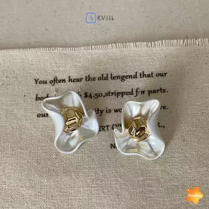 <![CDATA[Bông tai hình hoa đỏ thiết kế tinh tế và đơn giản]]>